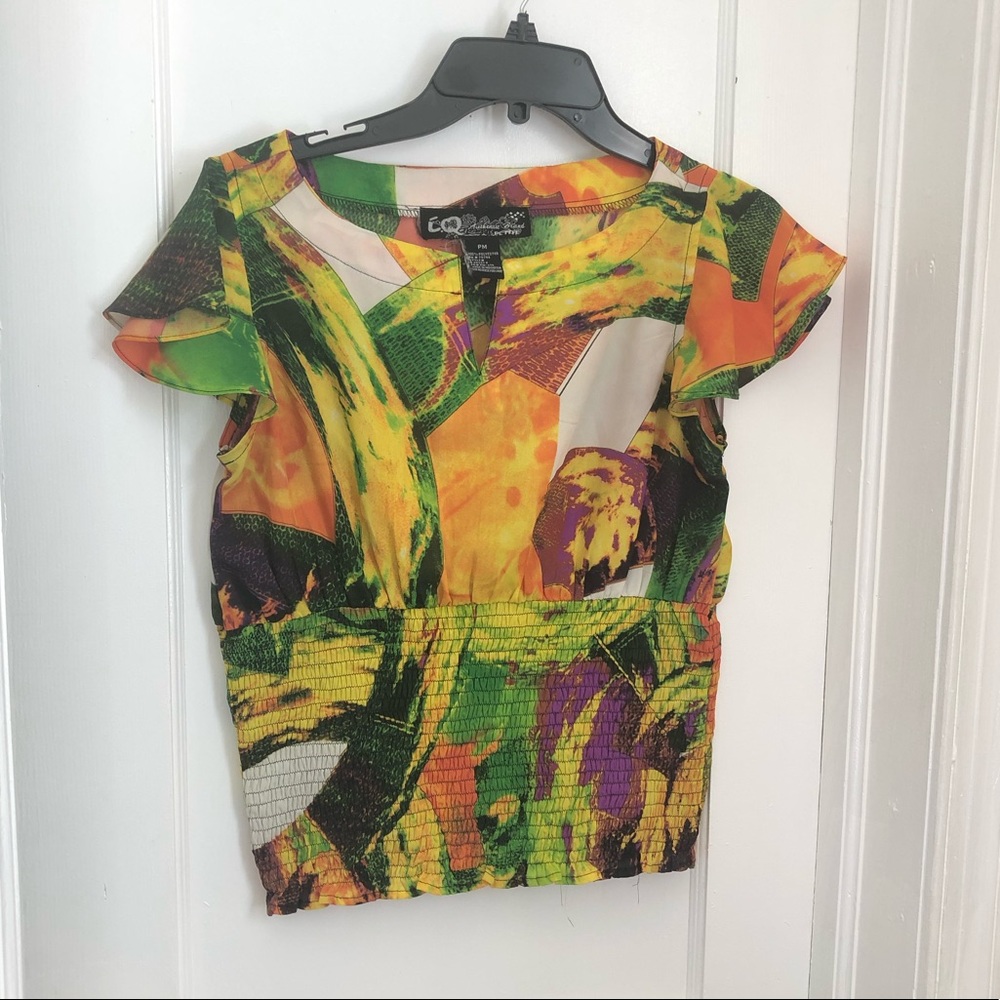 👗 Tropical print ruffle blouse